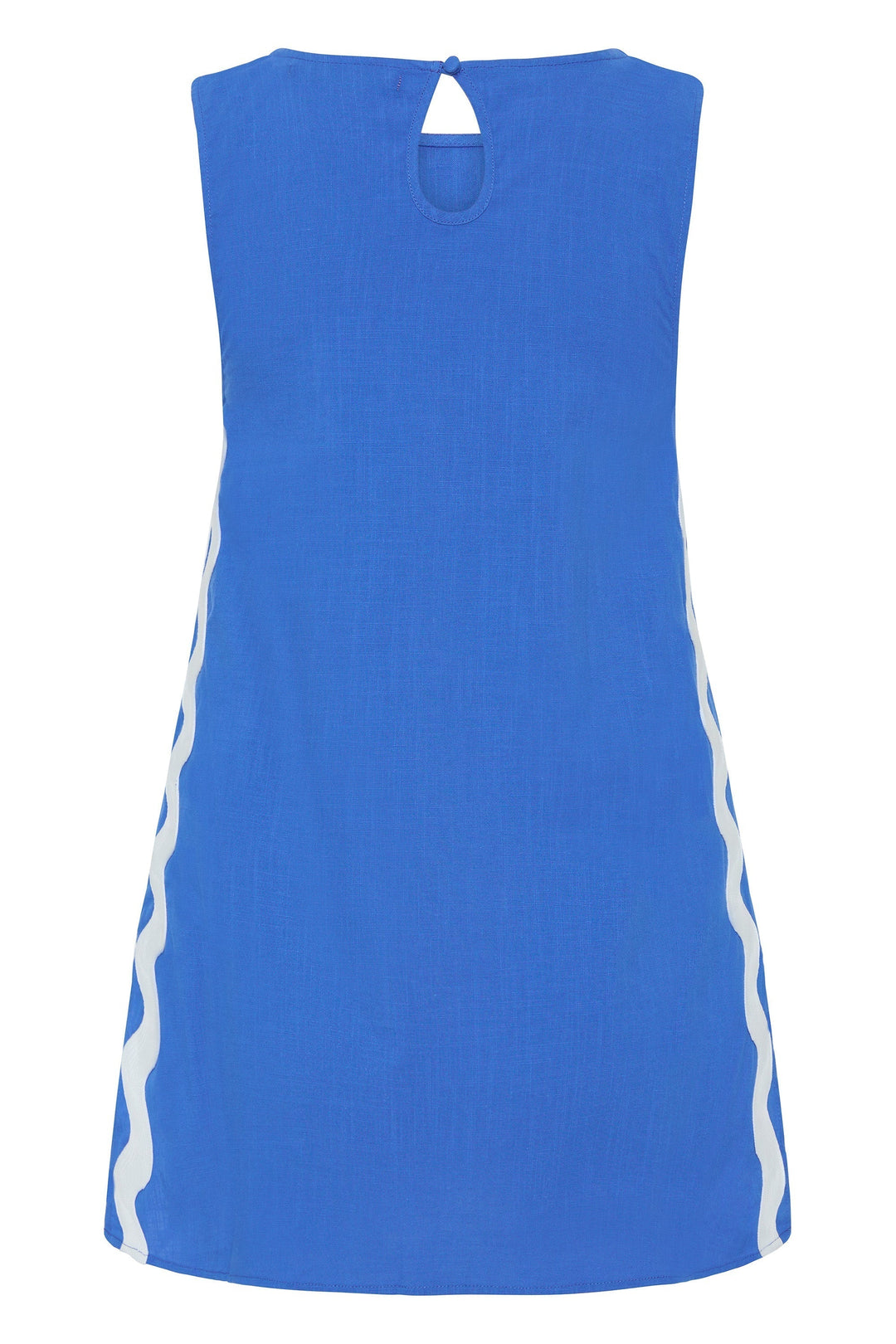 Look de verão com conjunto feminino de duas peças, bordado com ondas em alto relevo e design moderno.