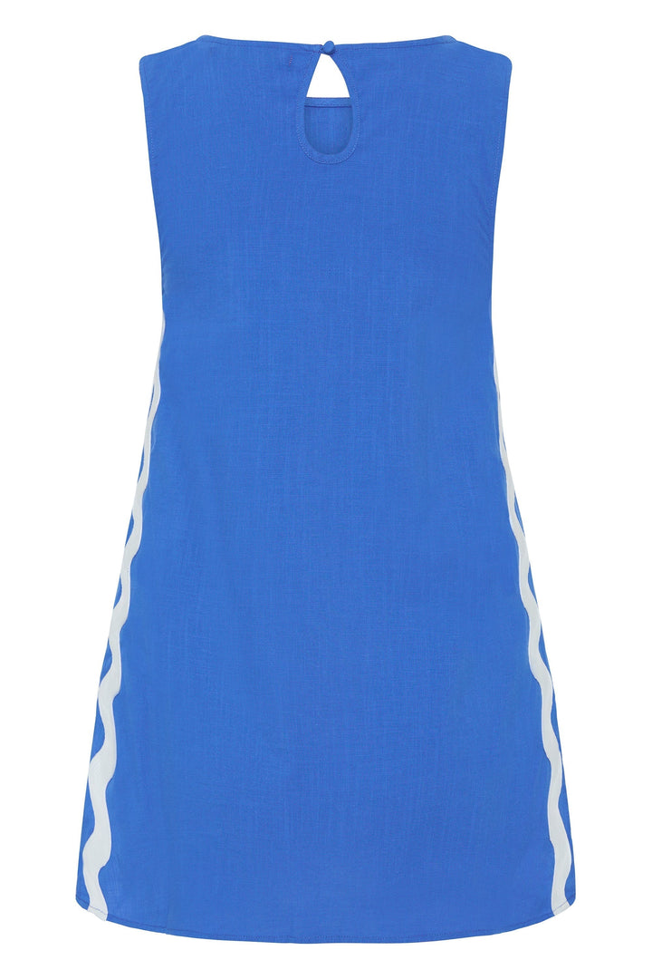 Look de verão com conjunto feminino de duas peças, bordado com ondas em alto relevo e design moderno.