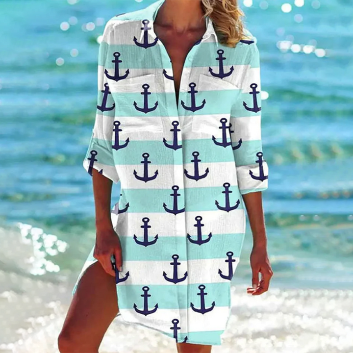 Moda verão: vestido longo estampado feminino, com design elegante para a praia e primavera.