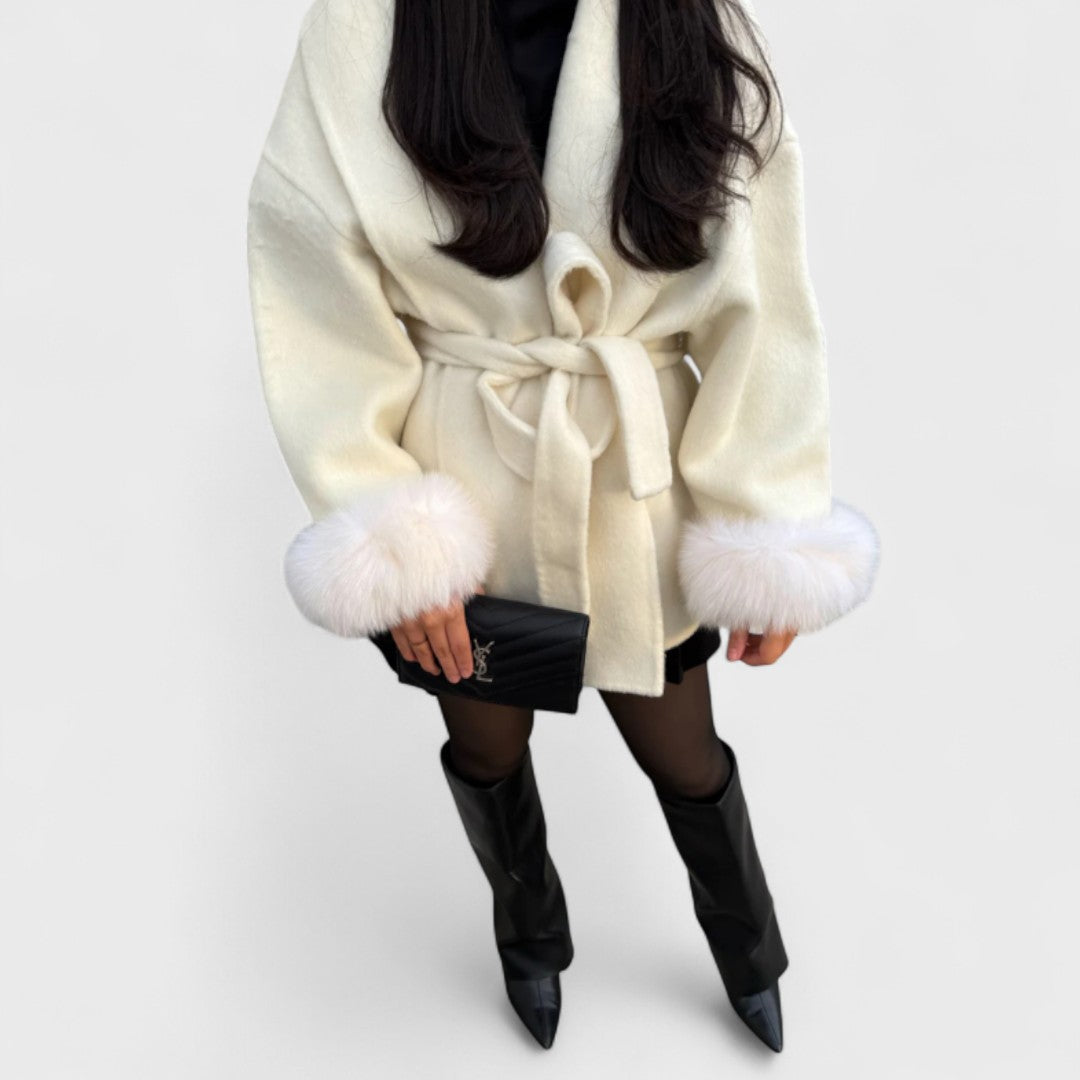 Casaco feminino elegante e luxuoso, com design atemporal, ideal para o inverno e outono.
