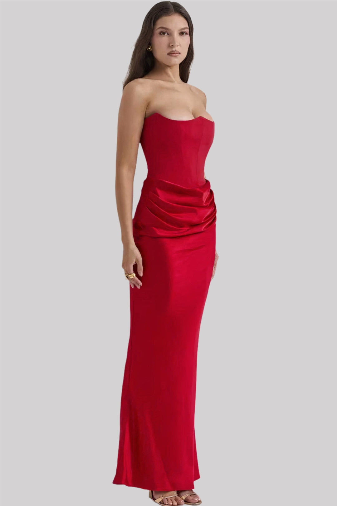 Vestido maxi feminino ombro a ombro para festa. Estilo elegante para celebrações de verão ou gala.