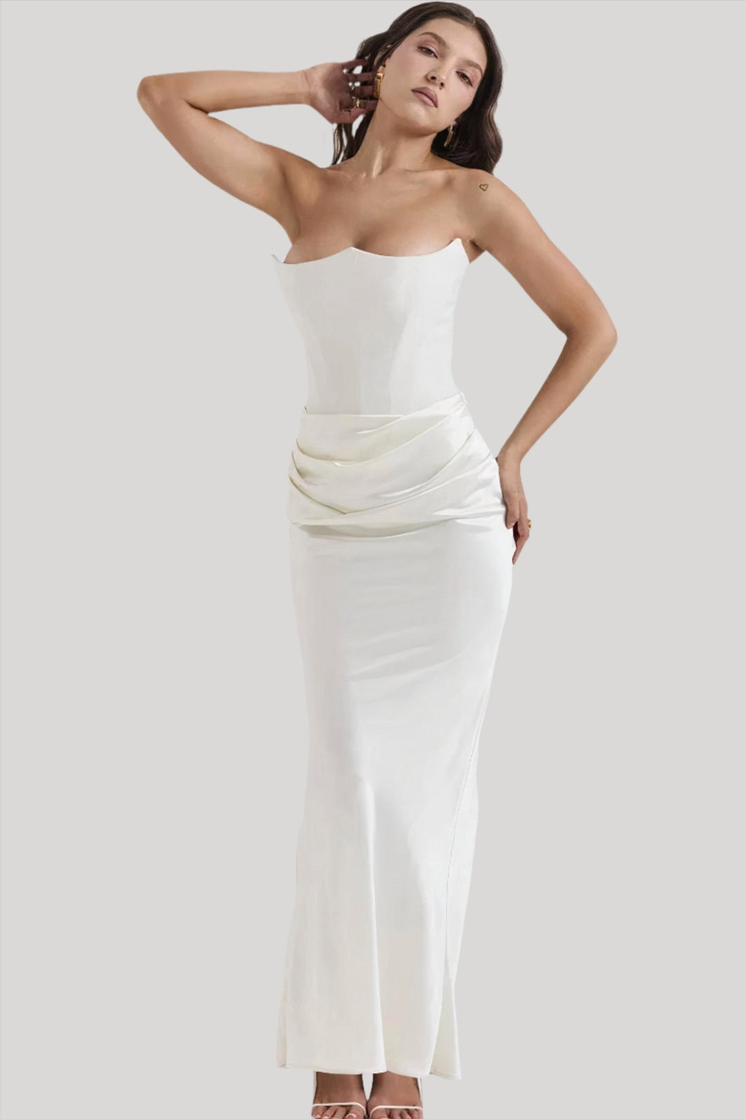 Vestido feminino ombro a ombro estilo maxi. Ideal para eventos especiais, adicionando um toque de glamour.