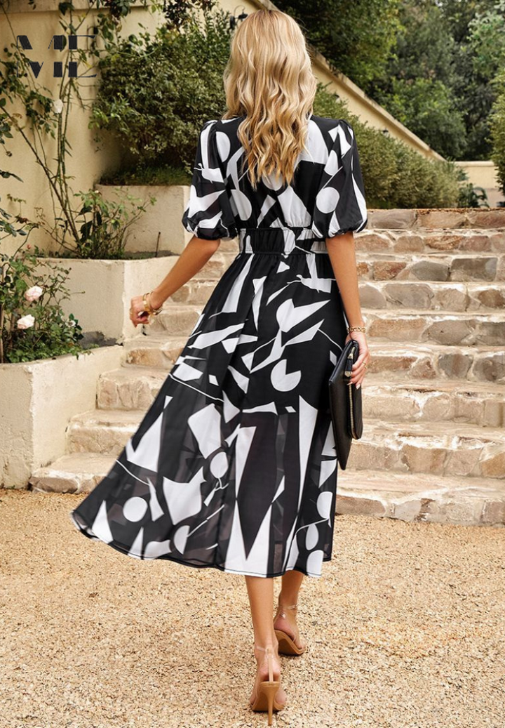 Vestido azul elegante, com caimento modelador, ideal para a mulher moderna e confiante.