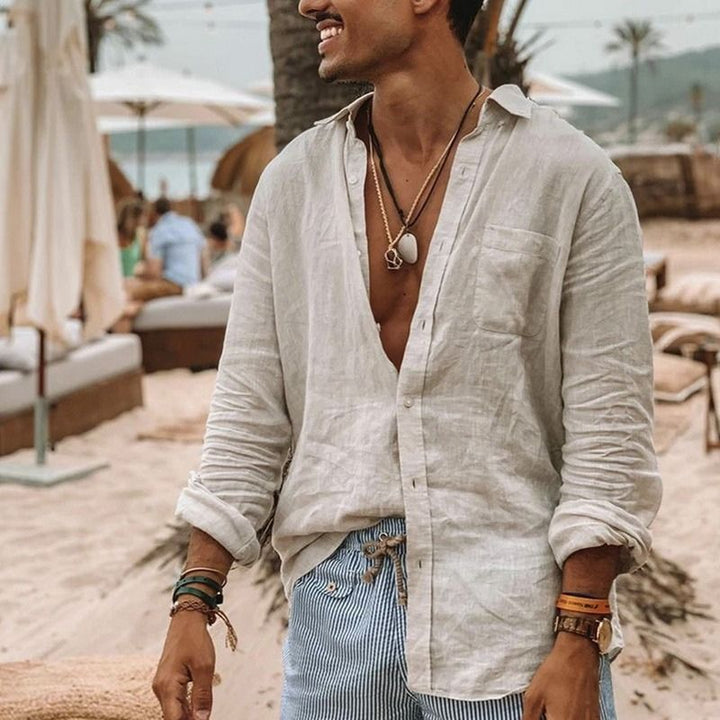 Camisa masculina branca estilosa com botões, perfeita para estilo casual ou social, moda e roupa masculina.
