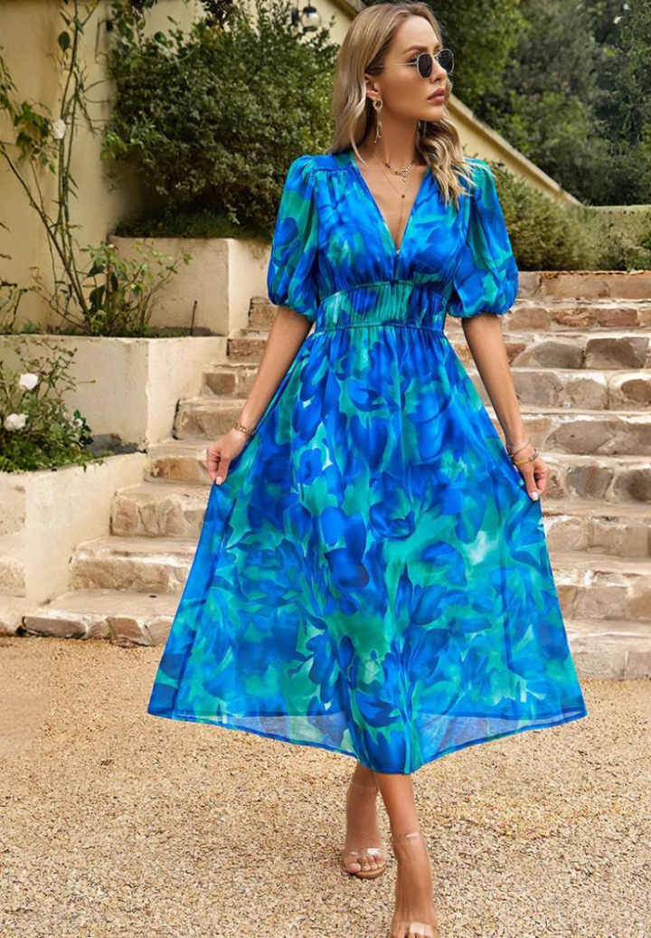 Vestido modelador rosa, tendência da moda feminina, valoriza a silhueta com estilo.