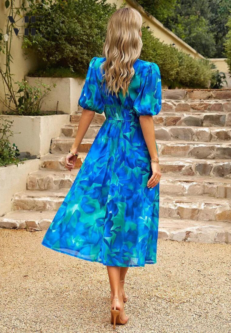 Vestido azul modelador com estampa moderna, ideal para diversas ocasiões e looks.