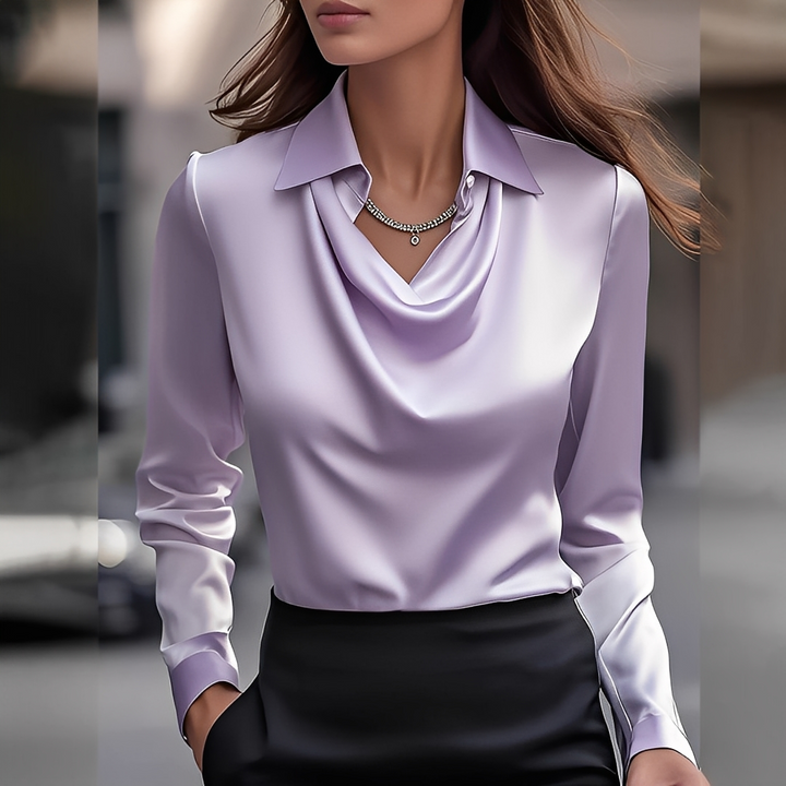 Detalhe do decote drapeado na blusa feminina de manga longa. Elegância e charme em uma peça única.