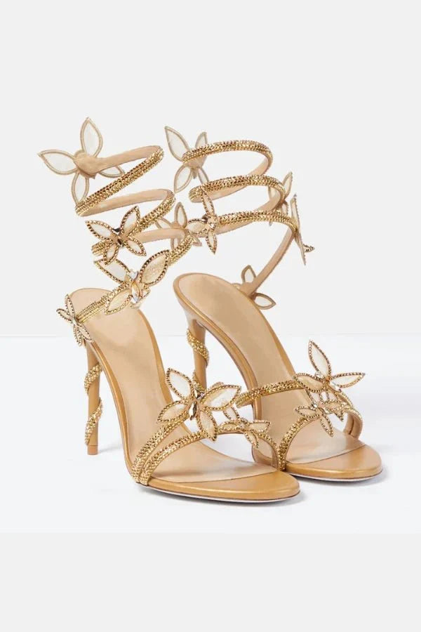 Sapatos de dança latina feminino com salto alto e elegante laço. Perfeitos para performance e festas.