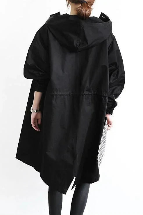 Sobretudo feminino chic e confortável, oversized com capuz. Jaqueta para proteção em dias de chuva no outono.