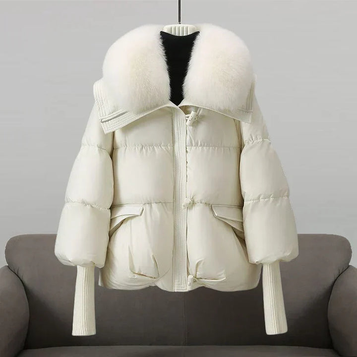 Roupa feminina de inverno: jaqueta acolchoada. Moderna, quente e elegante para look casual.