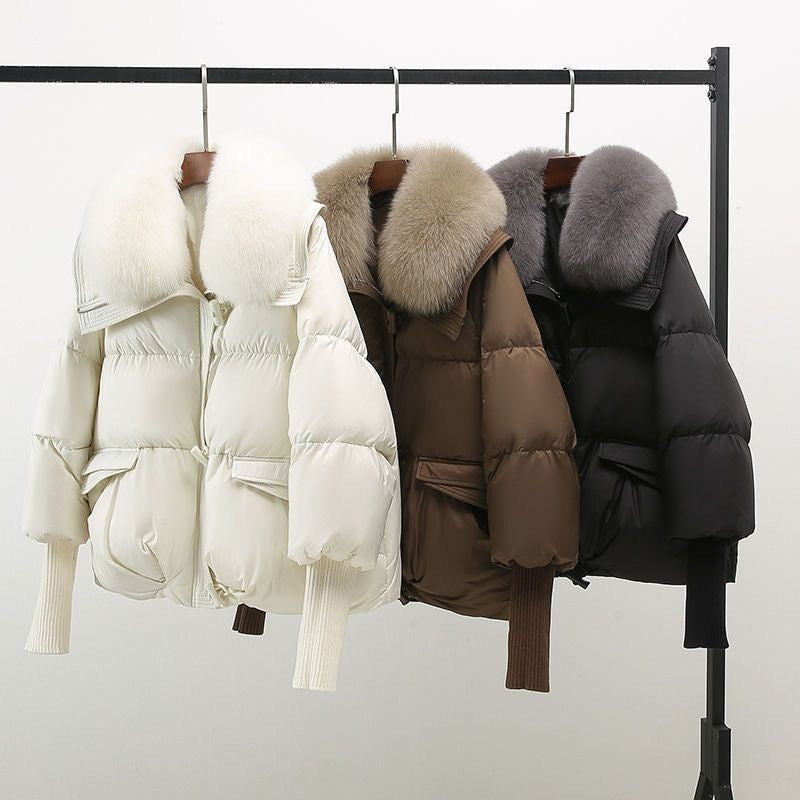 Jaqueta de inverno feminina curta Oslo, acolchoada, com capuz. Conforto e estilo para o frio urbano.
