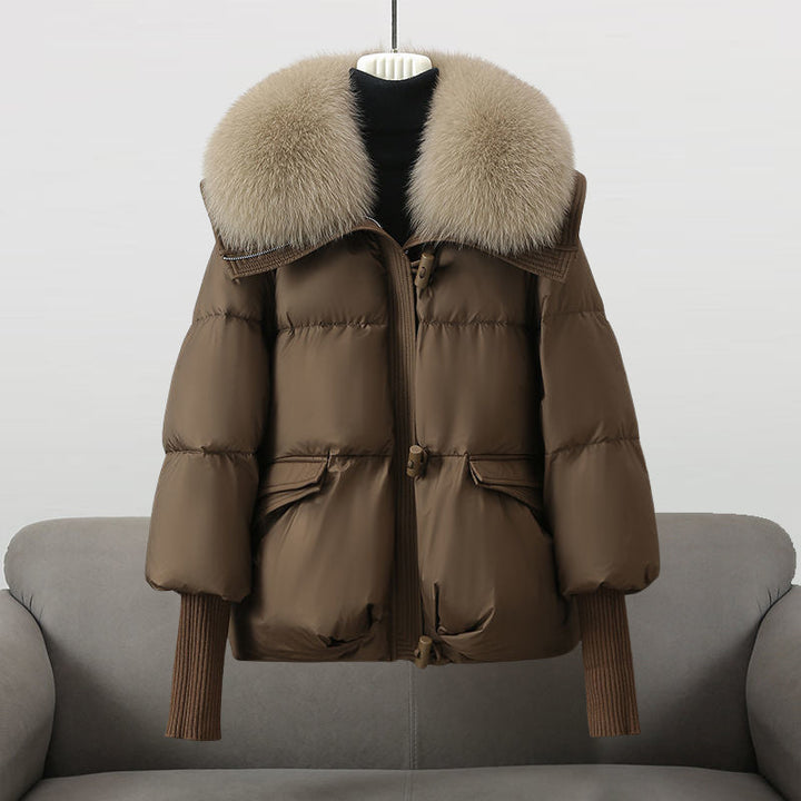 Casaco longo feminino de penas, acolchoado e super quente. Ideal para o inverno, com estilo glamour e conforto.