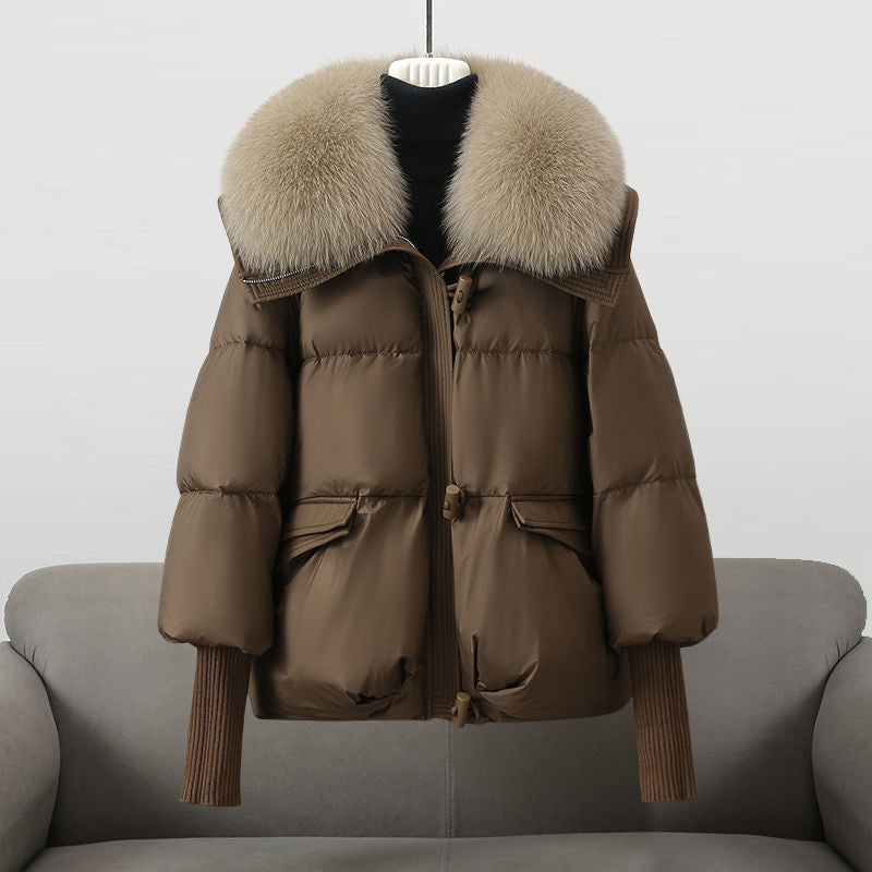 Casaco feminino acolchoado com capuz, modelo curto Oslo. Roupa de frio elegante para o dia a dia.