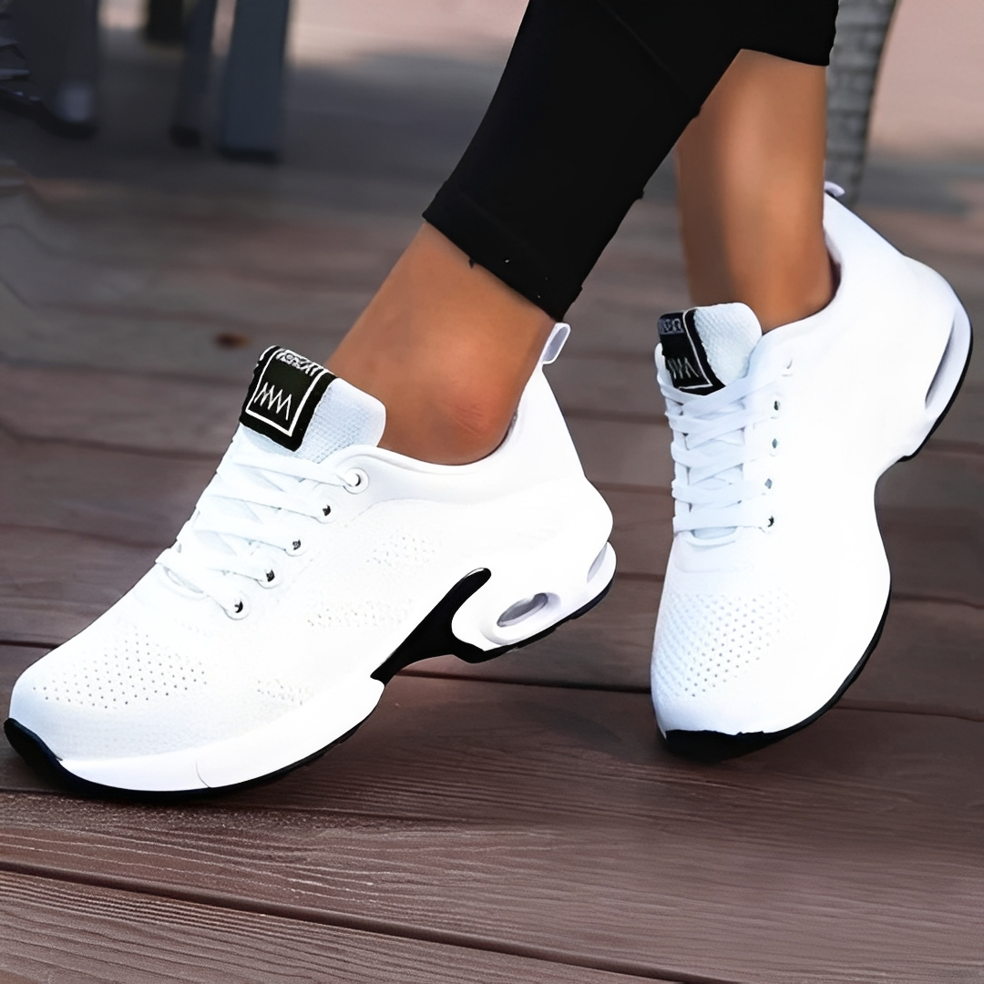 Calçado feminino leve e confortável Loraine, ideal para viagens e estilo casual de verão.