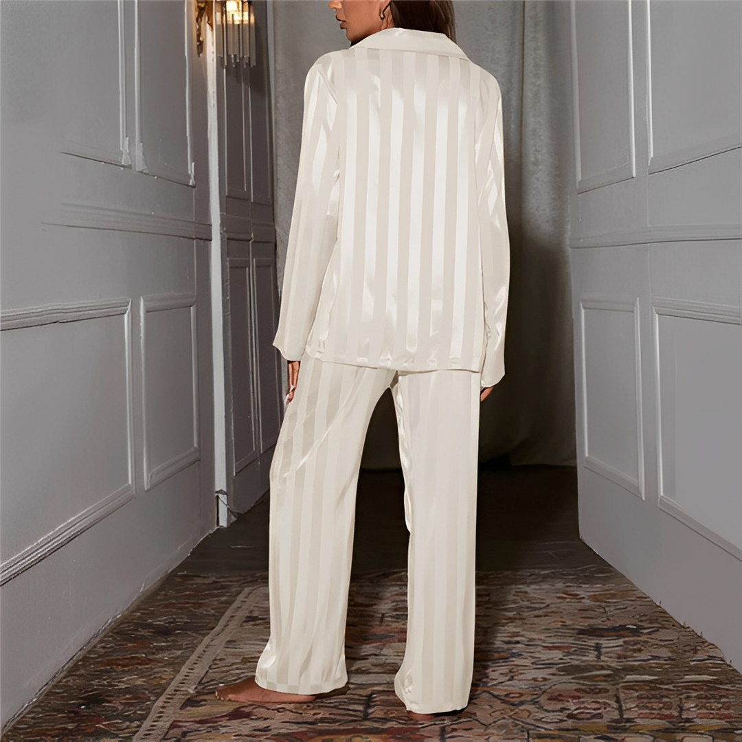 Conjunto de pijama feminino macio, ideal para conforto e lazer em casa.