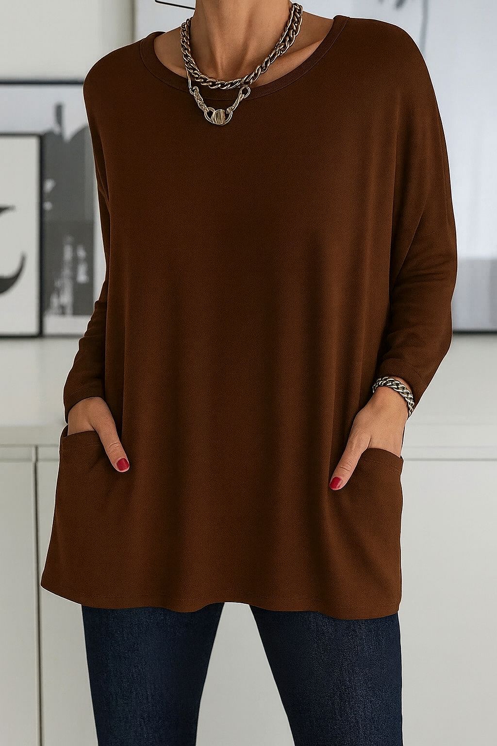 Blusa feminina longa de vestuário, peça chave que combina elegância descontraída com praticidade.