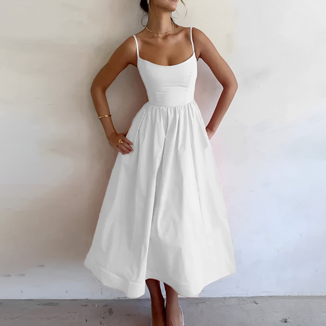 Vestido midi feminino com alças delicadas e franzidos no busto. Peça versátil para moda verão elegante.