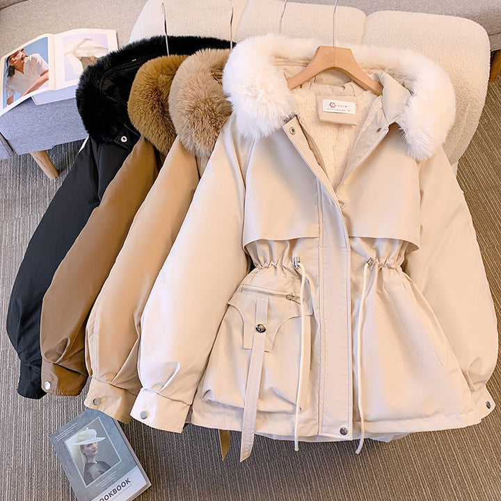 Mulher vestindo casaco Rosy feminino elegante no inverno. Roupa quente e fashion para o frio.