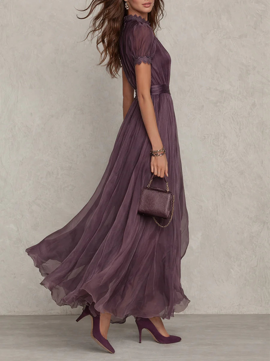 Vestido feminino longo violeta, design elegante e vintage com decote chave. Perfeito para primavera/verão.
