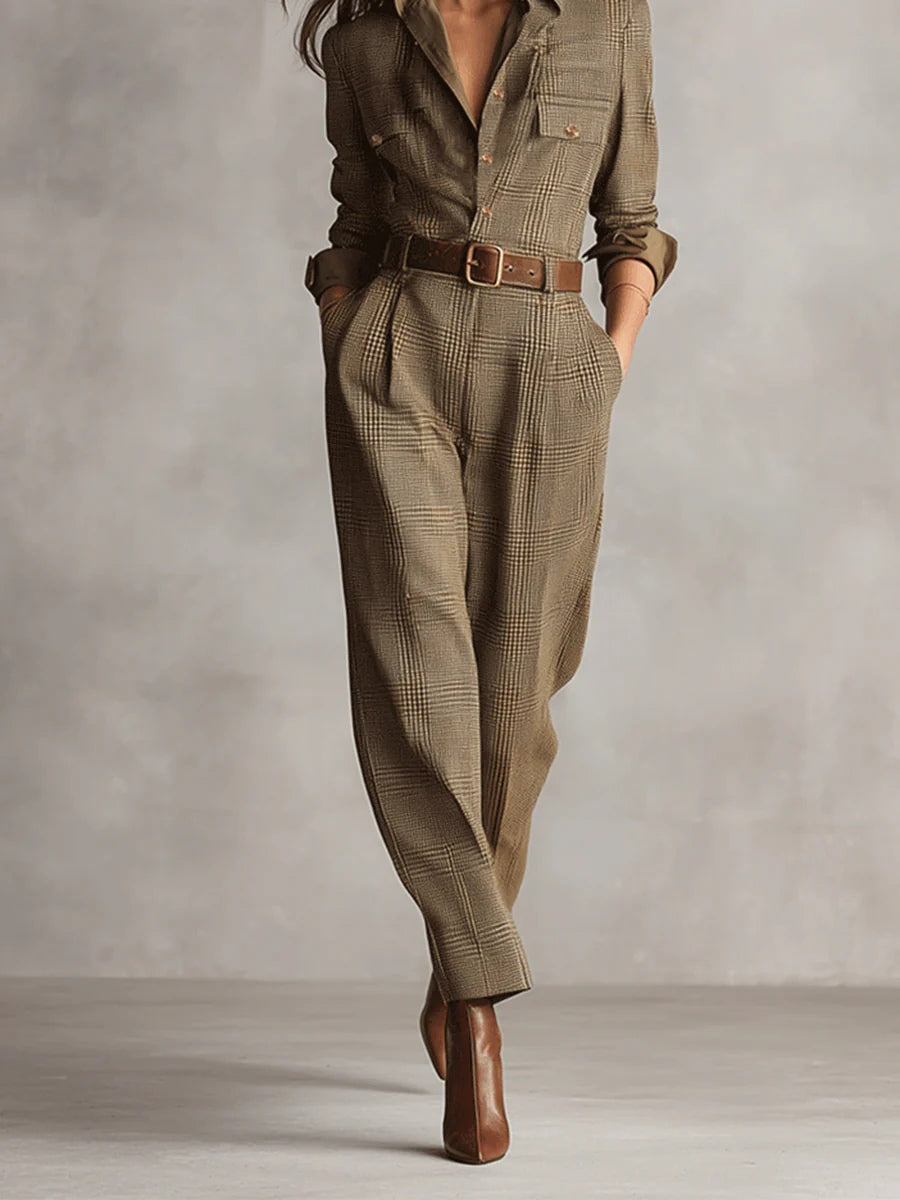 Roupa feminina sofisticada: macacão utilitário xadrez em tweed marrom. Peça elegante e moderna.