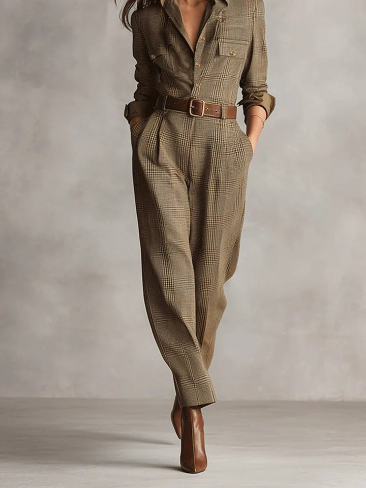 Roupa feminina sofisticada: macacão utilitário xadrez em tweed marrom. Peça elegante e moderna.