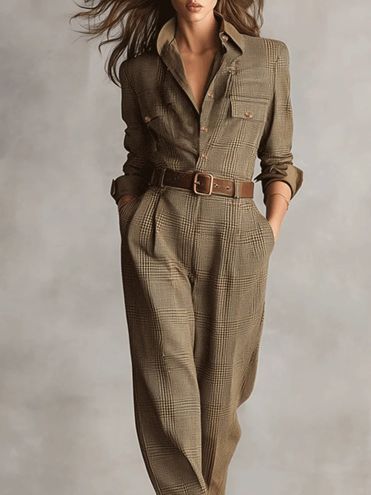 Macacão feminino elegante de tweed xadrez, estilo utilitário, na cor marrom. Roupa sofisticada.