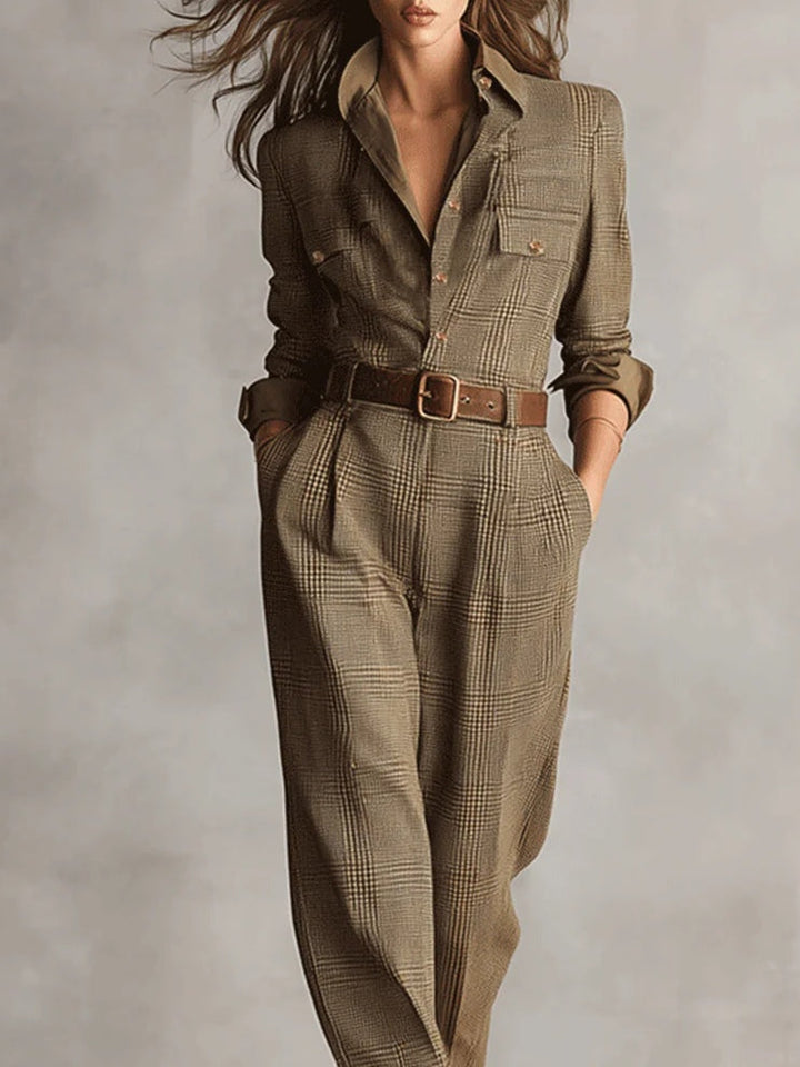 Macacão feminino elegante de tweed xadrez, estilo utilitário, na cor marrom. Roupa sofisticada.