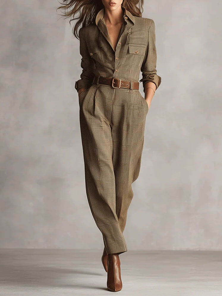 Macacão feminino utilitário xadrez marrom com textura tweed, elegante e sofisticado.