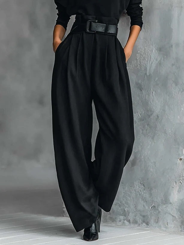 Look de escritório elegante: conjunto feminino com gola alta e calças retas. Roupa versátil para a mulher contemporânea.