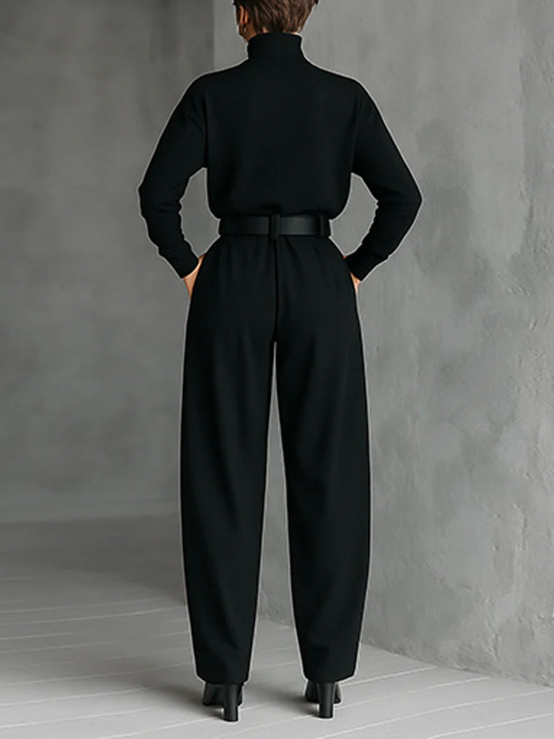 Roupa feminina de gola alta e calças retas, perfeita para moda casual ou look de escritório. Estilo chic para outono/inverno.