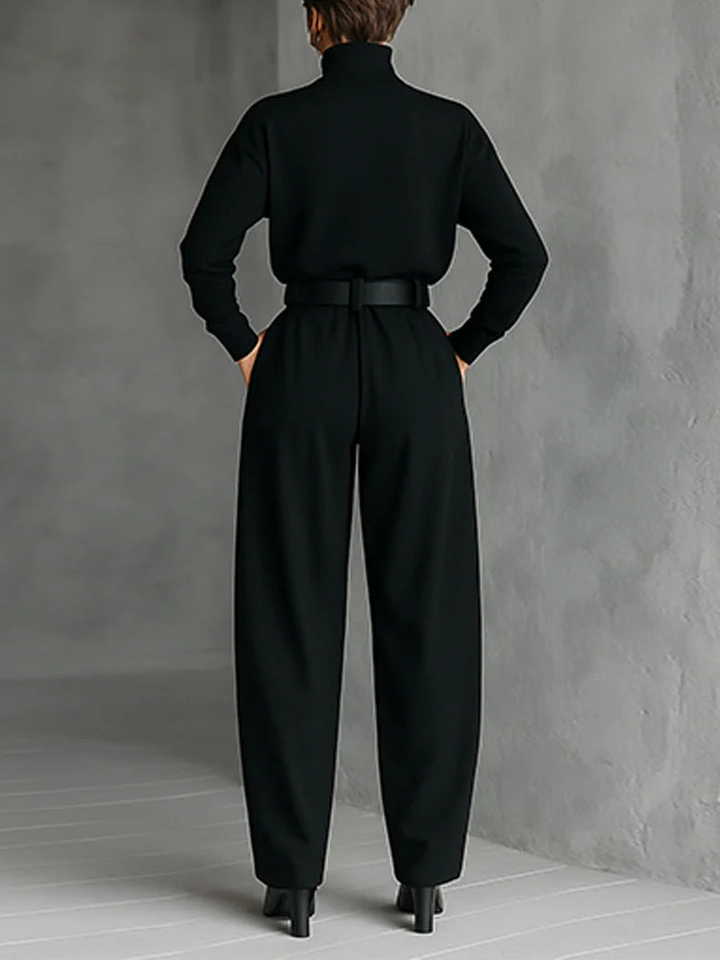 Roupa feminina de gola alta e calças retas, perfeita para moda casual ou look de escritório. Estilo chic para outono/inverno.