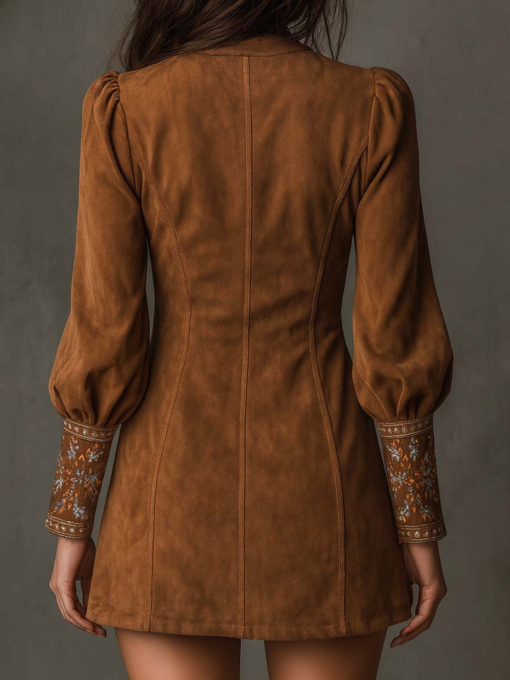 Vestido feminino chique de camurça com decote V, estilo elegante para festas e eventos de verão.