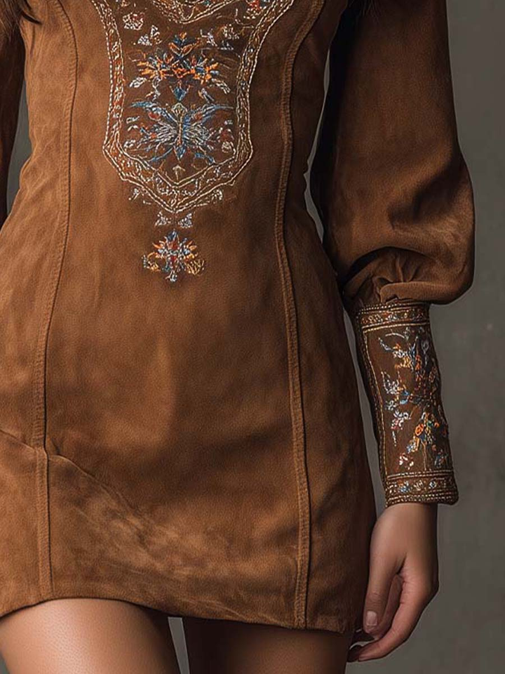 Robe curta feminina, efeito camurça, decote V. Vestido elegante e confortável para o dia a dia ou eventos.