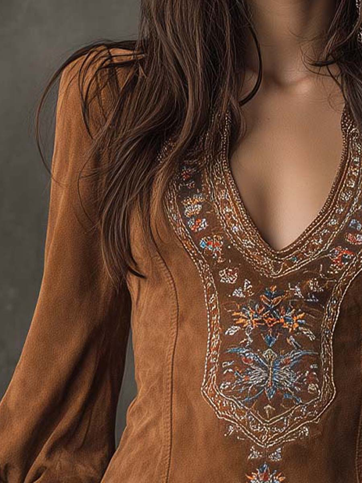 Robe feminina curta azul efeito camurça, decote V. Vestido elegante e confortável para o verão.