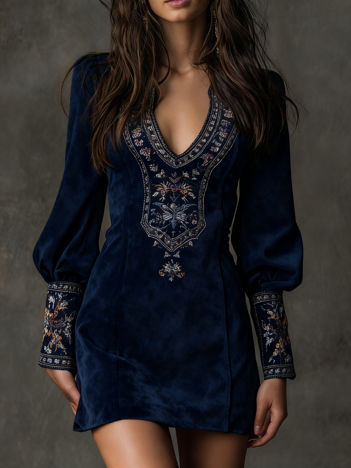Robe feminina chique efeito camurça, decote V elegante. Vestido curto perfeito para o verão com muito estilo.