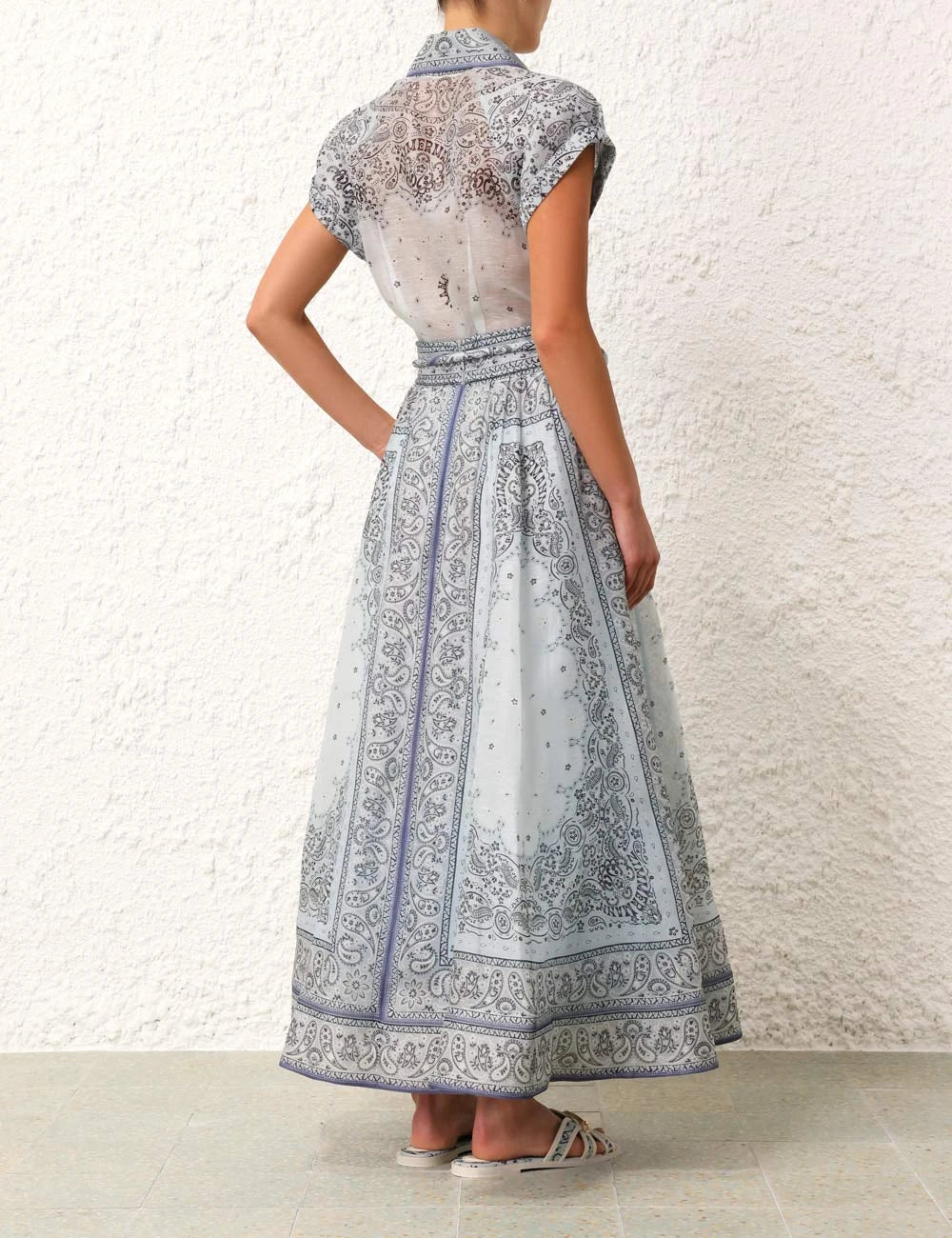 Conjunto feminino moderno, roupa de verão sofisticada com estilo casual e versátil.