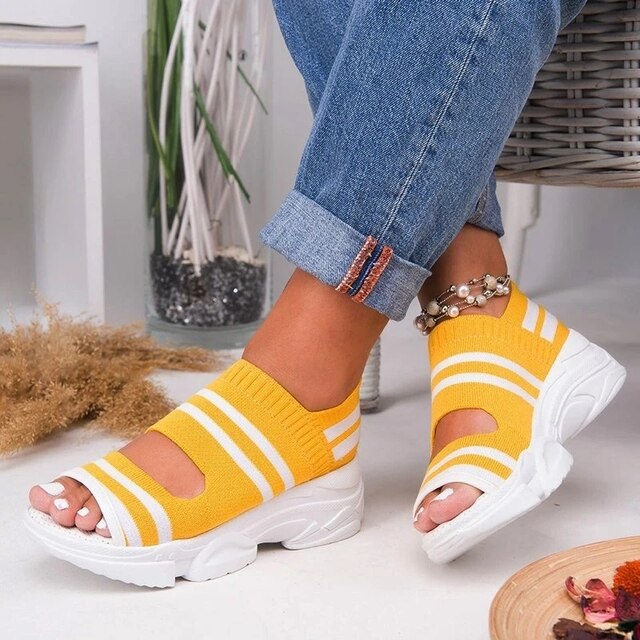 Calçado feminino ortopédico com design moderno, conforto para joanete e pés sensíveis no verão.