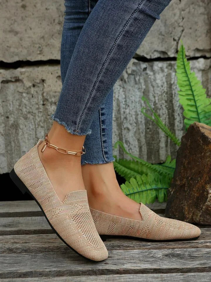 Sapato ortopédico feminino, tipo bailarina, que oferece conforto e aderência segura.