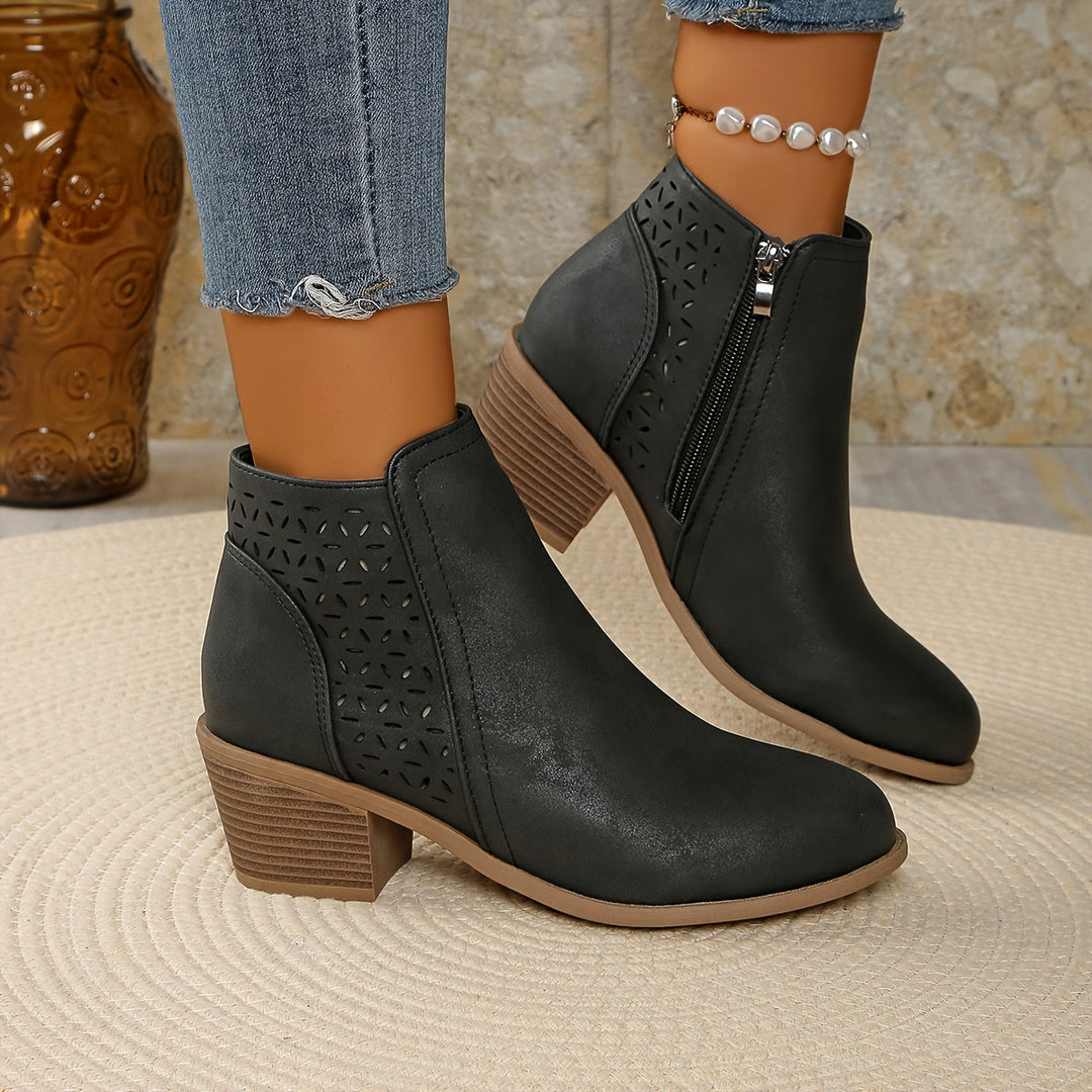Botas femininas de cano curto, design elegante para conforto e estilo diário. Calçado moderno e versátil.