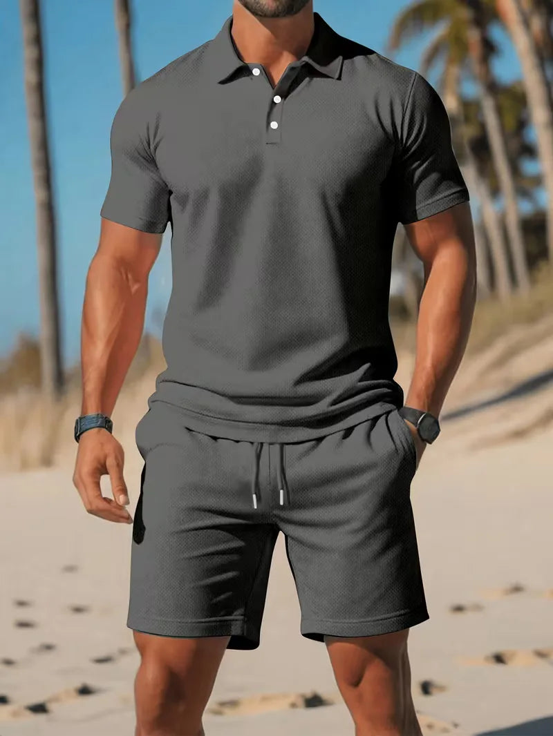 Look coordenado masculino: polo e calção. Roupa relaxada e fresca para o verão.