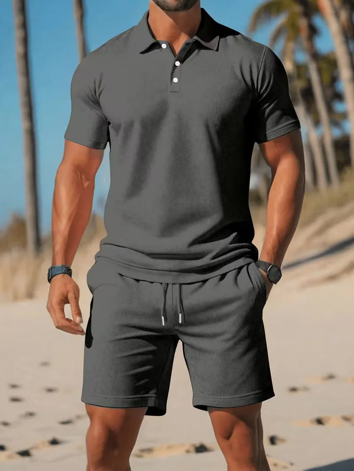 Look coordenado masculino: polo e calção. Roupa relaxada e fresca para o verão.