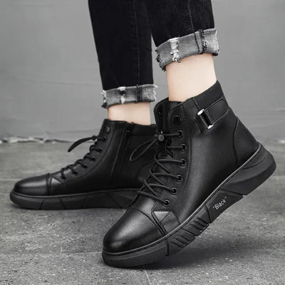 Botas masculinas pretas impermeáveis, prontas para trilhas e aventuras, oferecendo segurança e conforto.