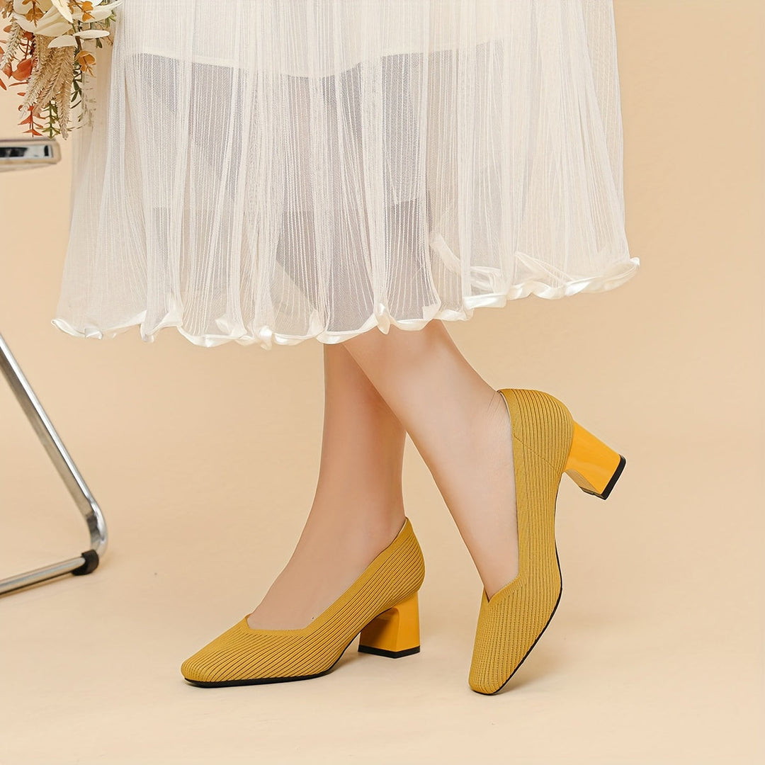 Calçado feminino de salto bloco, oferece suporte para os pés e estabilidade na moda.
