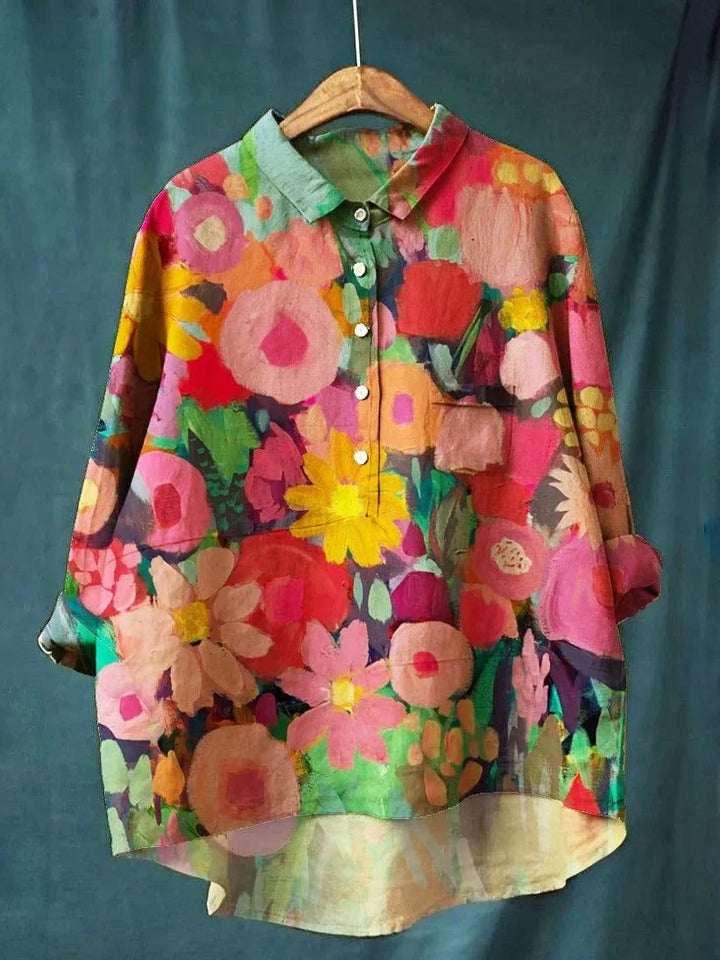 Camisa floral feminina solta, oferecendo conforto e elegância para o dia a dia. Perfeita para um look casual.