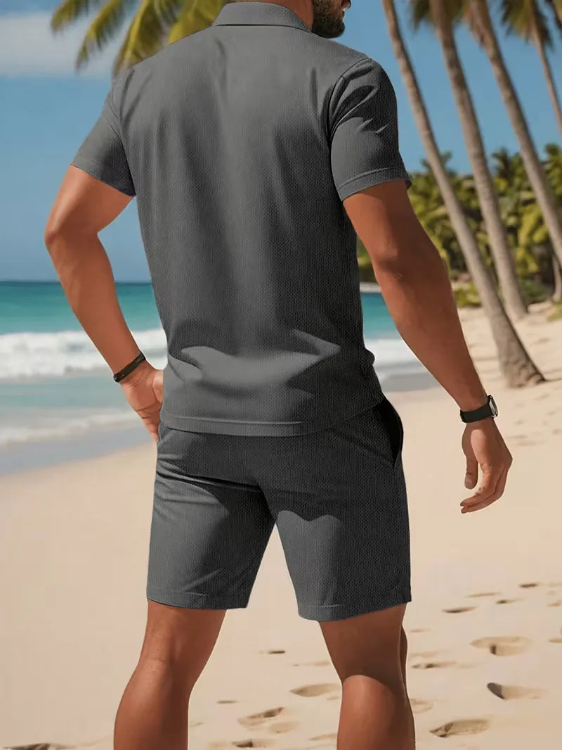 Conjunto masculino versátil: polo e calção para lazer e conforto diário no verão.