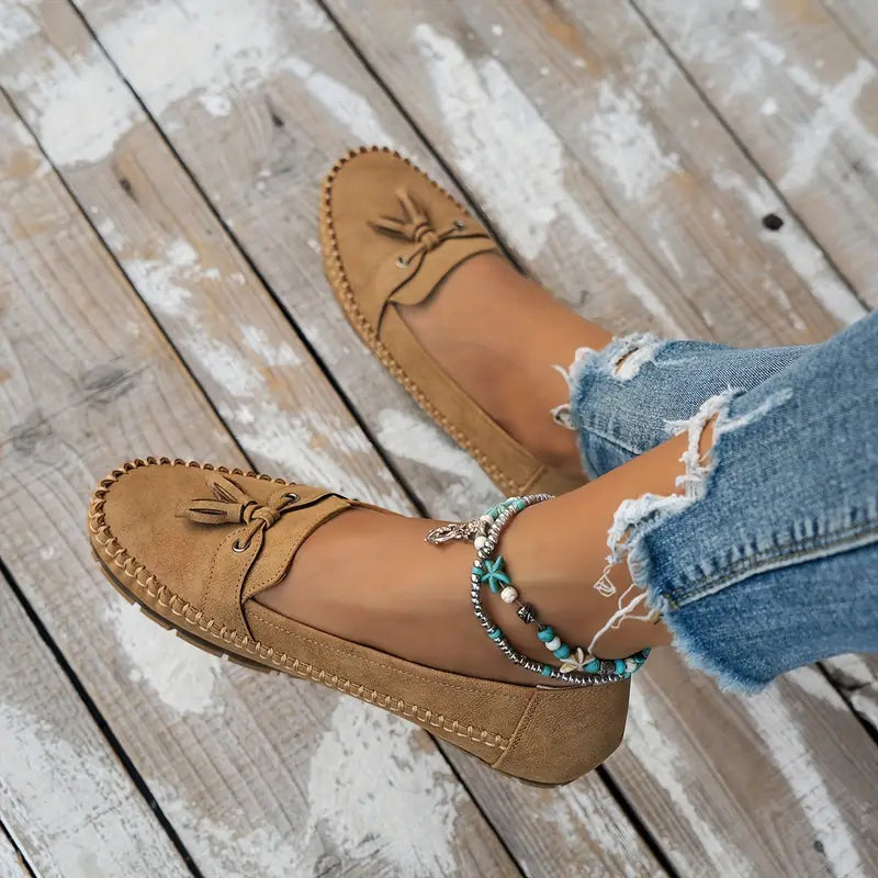 Sapatos mocassins femininos cinza Elisa, elegância discreta e muito conforto.
