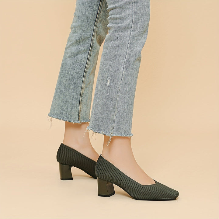 Calçado feminino com salto bloco robusto, para estabilidade e conforto prolongado.