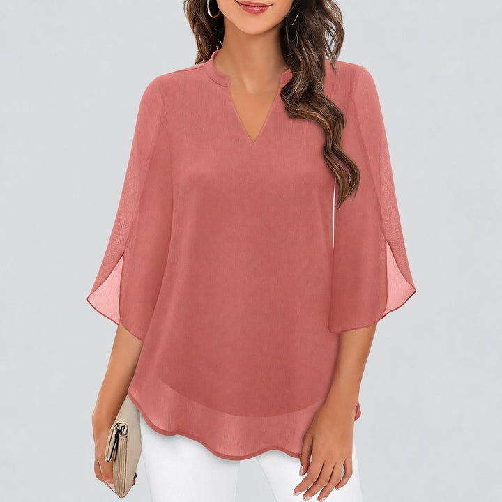 Blusa feminina com fendas nas mangas, ideal para looks casuais e elegantes. Moda verão sofisticada e confortável.