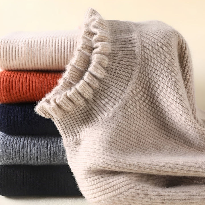 Modelo usando suéter feminino de gola alta. Look elegante e quentinho para o inverno, super aconchegante.