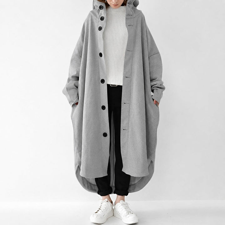 Clássico trench coat feminino longo, solto, atualizado para um estilo casual moderno e elegante.